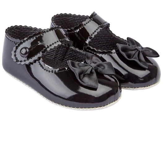 Baby girls black soft sole shoe with bow detail
